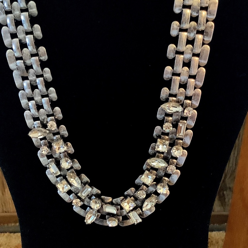 TRACI LYNN SILVER NECKLACE WITH CLEAR RHINESTONES